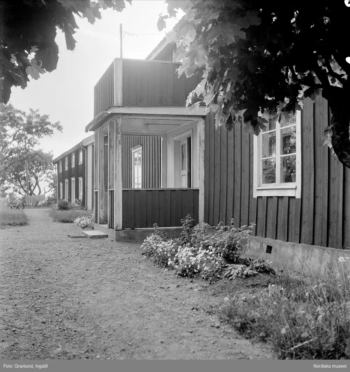 Bostadshus i byraden i Kullarp, Ydre härad, Östergötland. Plantering framför byggnaden.