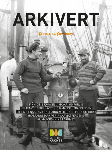 Bildet viser forsiden på Arkivert 2016 som har maritim historie som tema. På bildet ser vi to sjømenn på dekk.