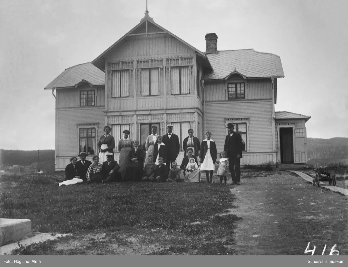 Två släkt-/familjefoton med familjen Vestman framför sin bostad kallad Slumpars i Fanbyn, Stöde. På fastigheten drevs under en tid pensionatsrörelse.