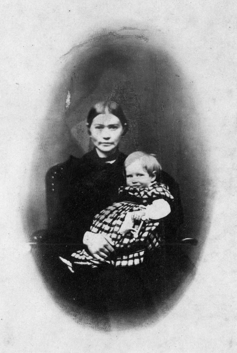 Barnepika Jensine Anundsen med  Jeia på fanget.