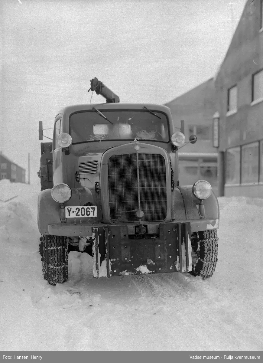 Vadsø 4. februar 1953. Lastebil i Vadsø sentrum en vinterdag.