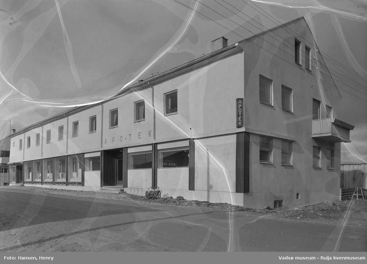 H.F. Esbensens forretningsbygg i Tollbugata 10, Vadsø i 1951, hvor Apoteket leide lokaler.  Bygget ble oppført 1948-1950 med byggherre H.F. Esbensen. 