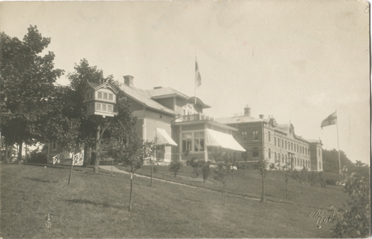 Vykort över Stretered cirka 1910. Från vänster ses Rektorsbostaden och Stora skolan. Flaggorna är hissade framför byggnaderna.
Relaterat motiv: A0552.