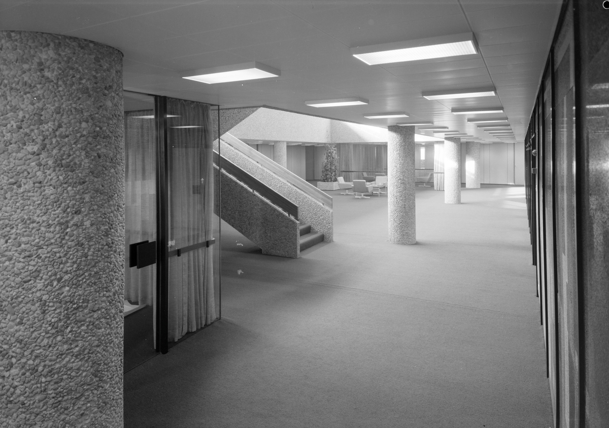 Arkitekturfoto av ELKEM-bygget på Majorstua i Oslo. Bygningen sto ferdig i 1965 og viser klar inspirasjon fra Le Corbusier, spesielt bruken av søyler som løfter bygningen fra bakken.
