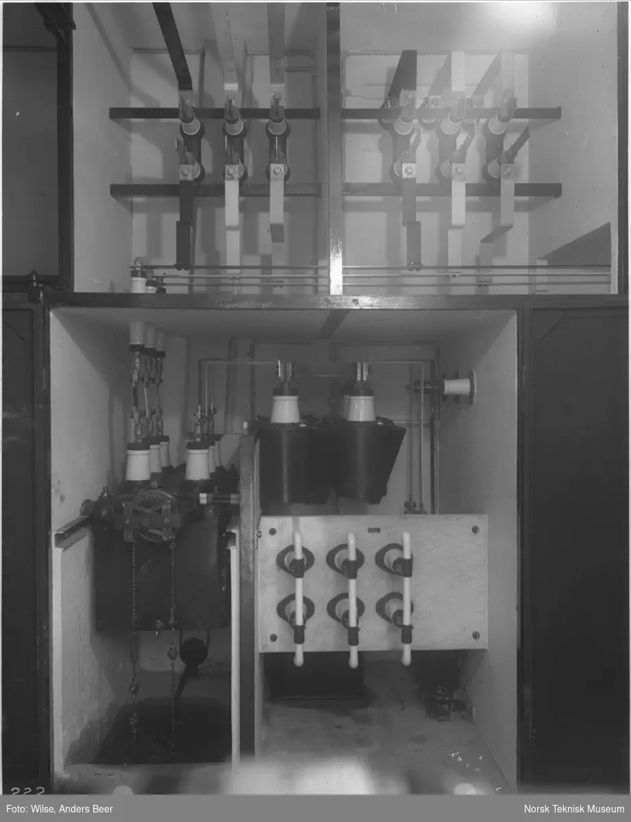 5000 Volt apparat for generator levert av Oerlikon, Årlifoss kraftstasjon, Skiensfjordens kommunale kraftselskap : kraftstasjonen ble bygget i 1911