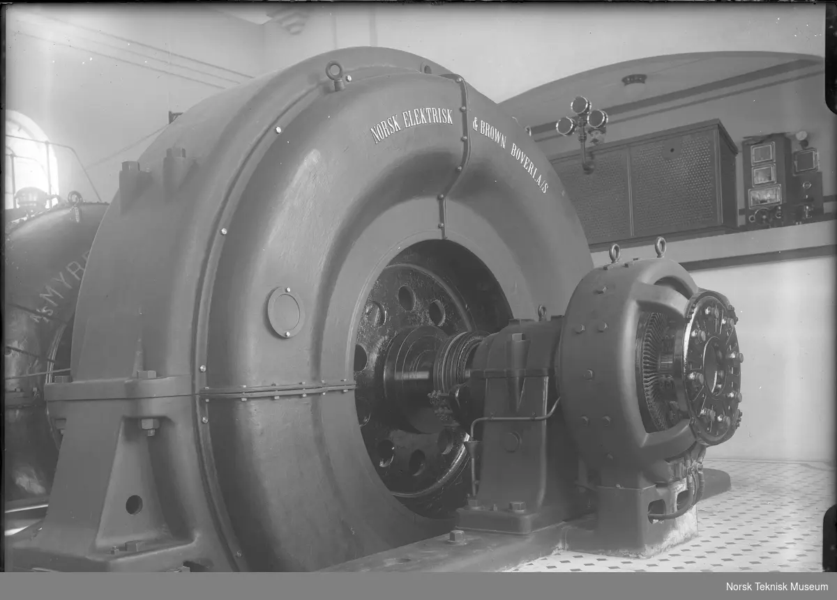 Maskinsalen på Rygene kraftstasjon med generatorer og turbin, turbinene som er levert av Myrens Verksted er dobbelte, horisontale francisturbiner med en samlet ytelse på 9000 hk ved 21 m fallhøyde, 250 o/m og vannforbruk ved full last 28 m3/s : kraftstasjonen eies av A/S Rygene Tremassefabrikker og ble bygget i 1913-14, senere ble det bygget ytterligere to kraftstasjoner tilhørende samme anlegg