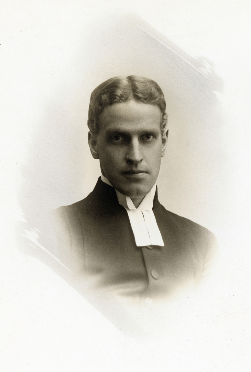 Porträtt av Agathon Meurling, född i Bollnäs 1895. Efter teologiska studier i Uppsala inflyttade han till Västra Husby 1921 för tjänst som vice pastor. Från 1927 kyrkoherde i Östra Ryd.