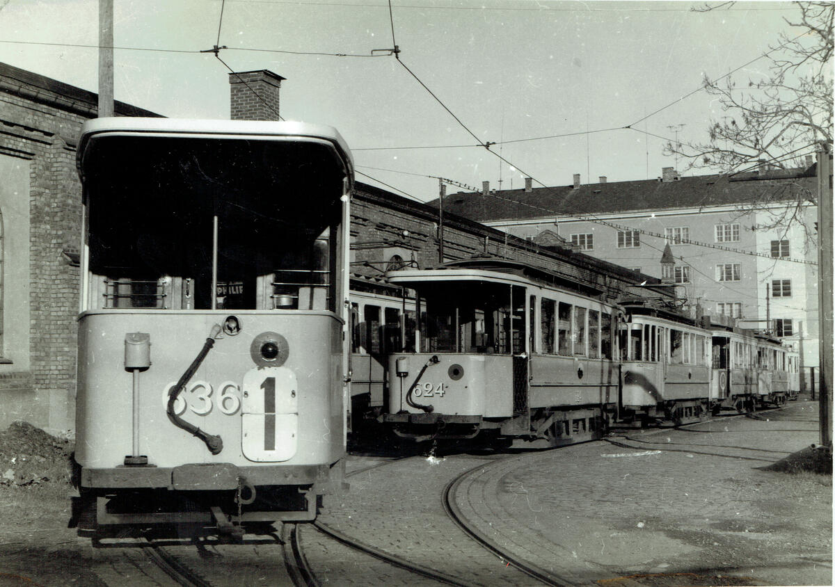 AS Oslo Sporveier, SS bred nr. 636 på linje 1 og type HaWa nr. 624 parkert i hagesporene på Majorstua.