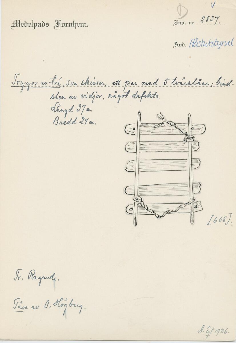 Trygor av trä. Ett par folktrögor från Ragunda, med 5 tvärslåar bindslen av vidjor, något defekta. Gåva av Olof Högberg, Skottsund, Njurunda. Tillverkade 1895.