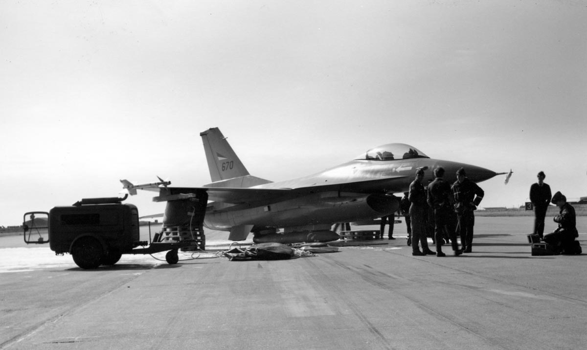 Jagerflyet F-16 etter å ha buklandet på Bodø Flystasjon i 1988.
