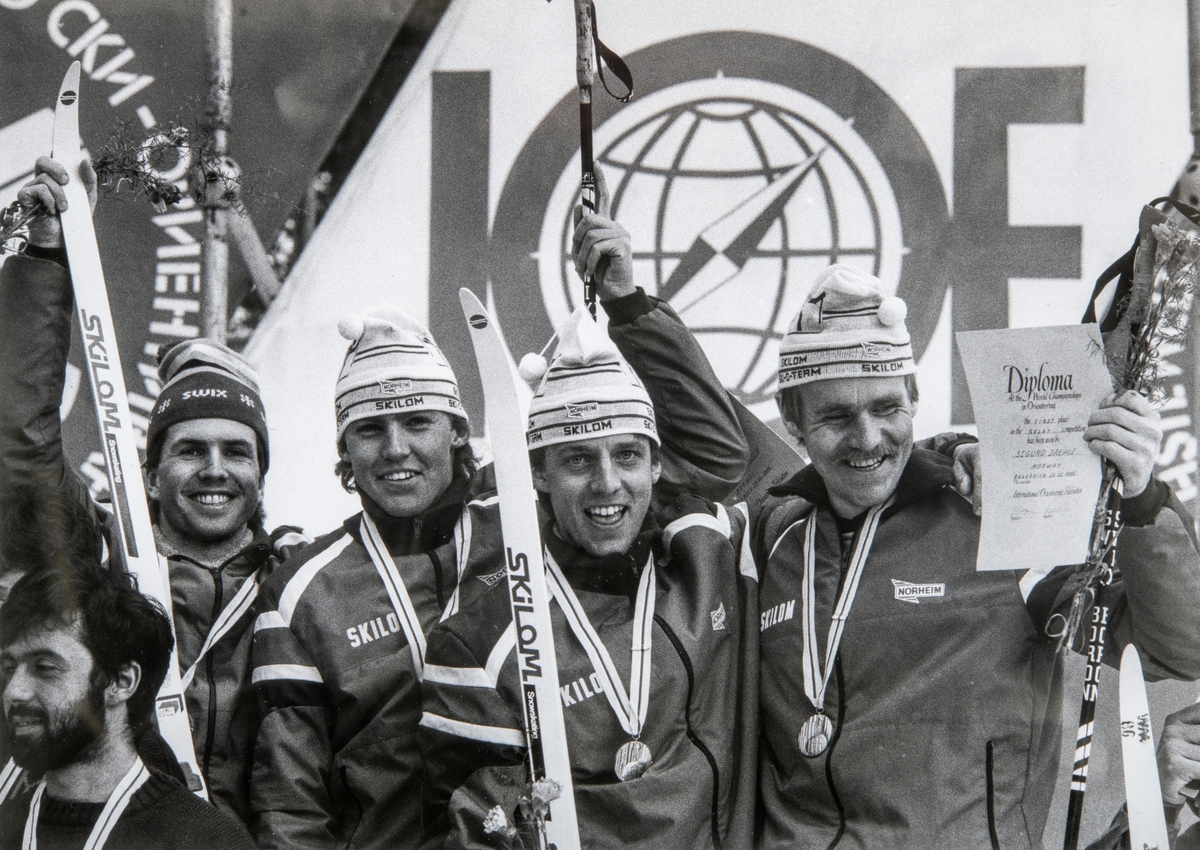 Sigurd Dæhli er med å ta VM gull i ski-o-stafett i i Bulgaria i 1986. Laget bestod av, fra venstre: Vidar Benjaminsen, Lars Lystad, Audun Knudsen og Sigurd Dæhli.