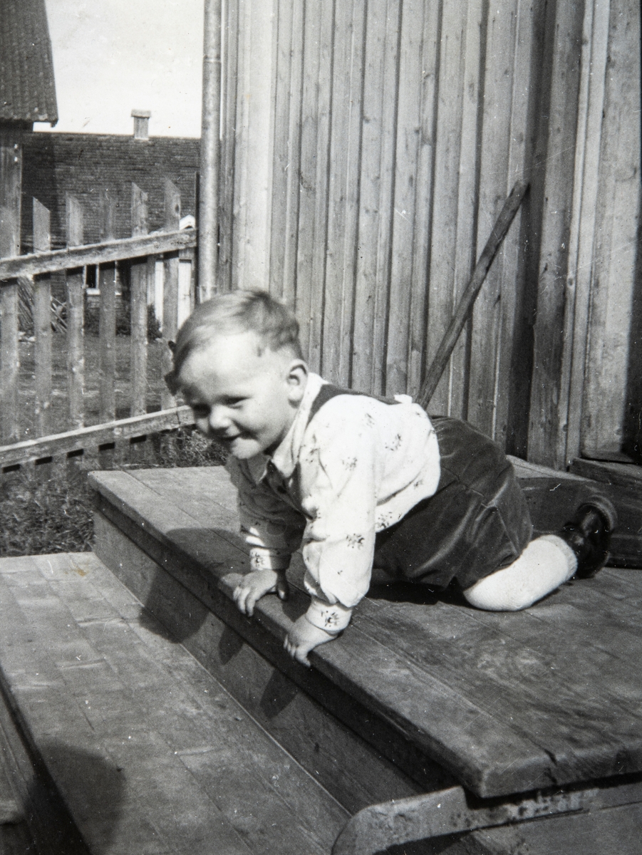 Den unge Sigurd Dæhli prøver å krabbe ned trappa hjemme. Sigurd Dæhli