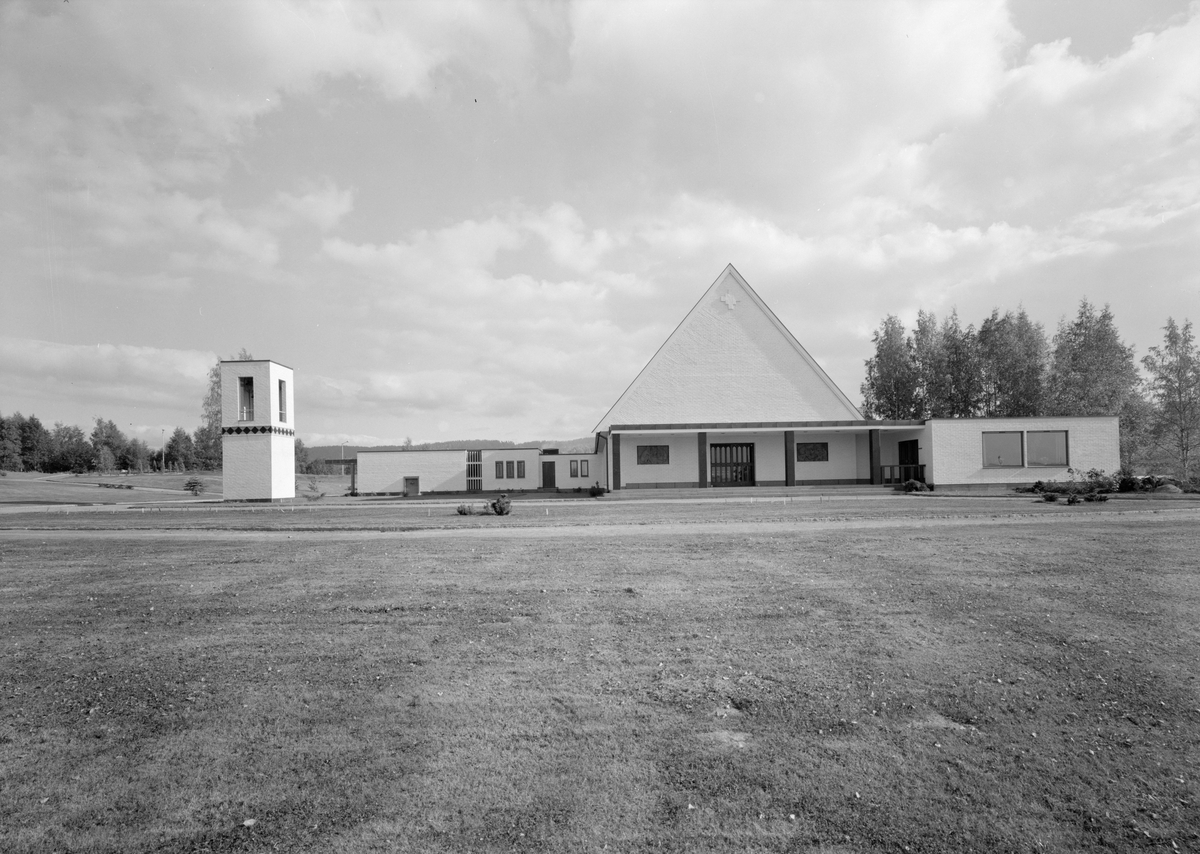 Arkitekturfoto av Alfaset kapell, ferdigstilt i 1972. Kapellet ligger på Alfaset gravlund på Alna i Oslo.