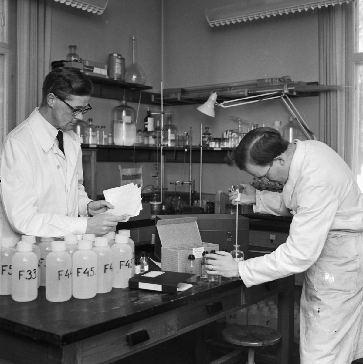 Erkenlaboratoriet, Wilhelm Rodhe och Östen Lindgren med vattenprover, 1958