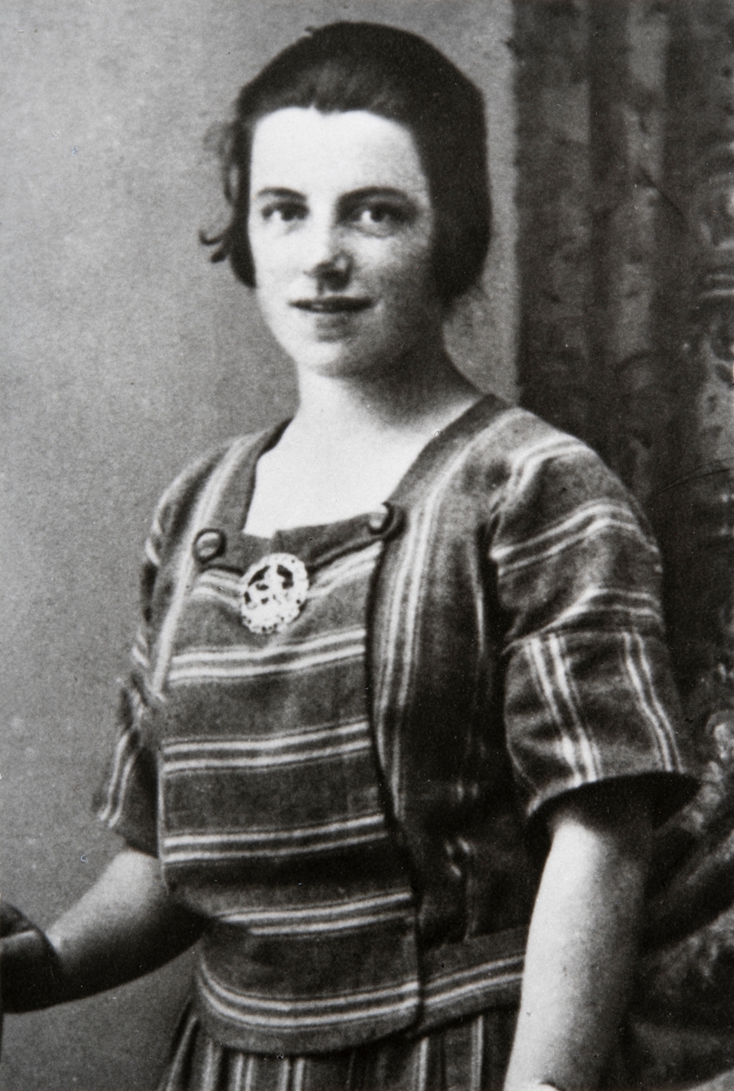 Portrett ung dame. Ragnhild Frydendal (1905-1986)
Ragnhild er født i Ottestad, og ble boende der hele livet. Hun giftet seg med Eivind Hagen  den 25.04-1923