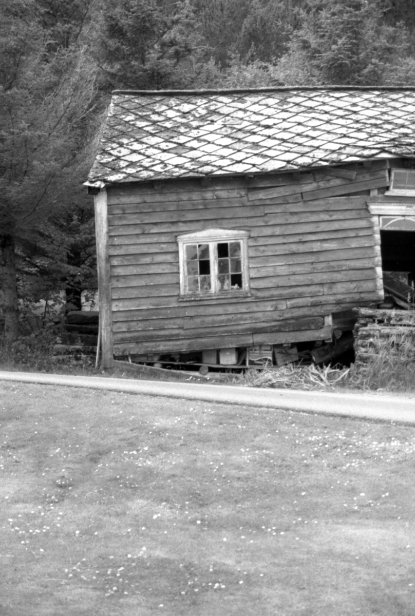 Dokumentasjonsbilder i serie av Røsvikstabburet på Vigra. Stabburet står i dag i Borgundgavlen på Sunnmøre Museum.