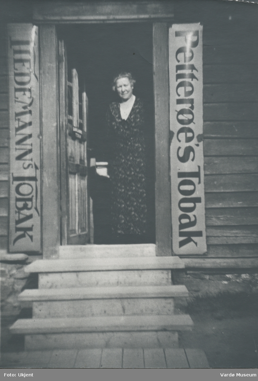 Gunda Harrang i kioskdøra i Strandgata, ca. 1930