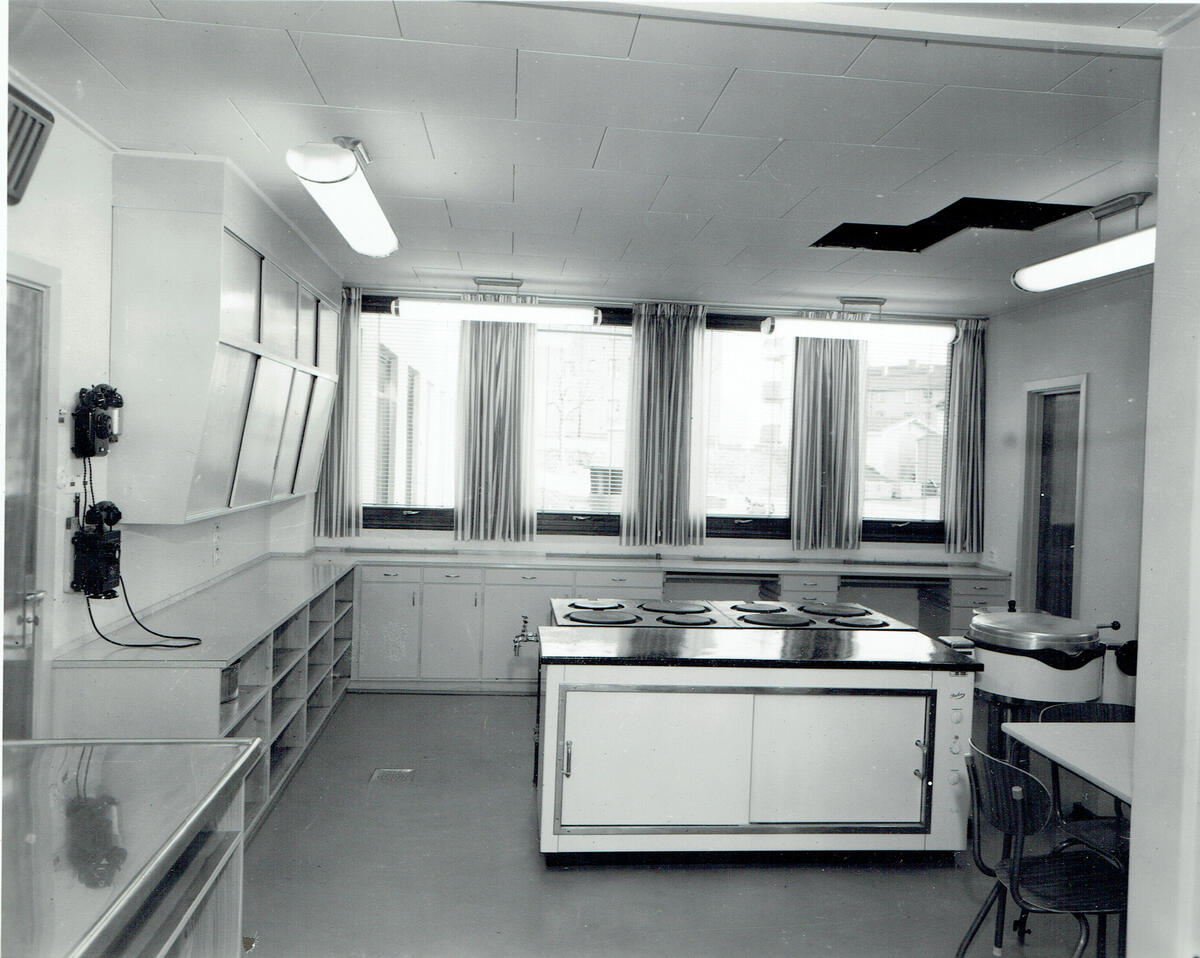 Interiøret i Grefsen vognhall. Bildeserien viser kantine, skolesal, spisesal og vaskerom for arbeiderne