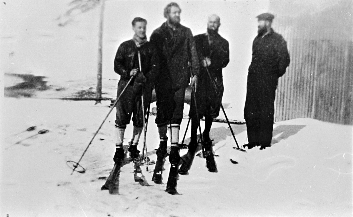 Fire menn, tre med ski