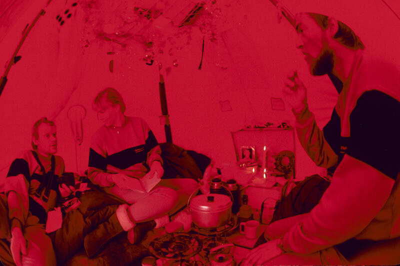 Fotografi fra inne i det røde teltet, julaften 1986. Jan (tv.), Monica og Jacob. Neil har tatt bildet.