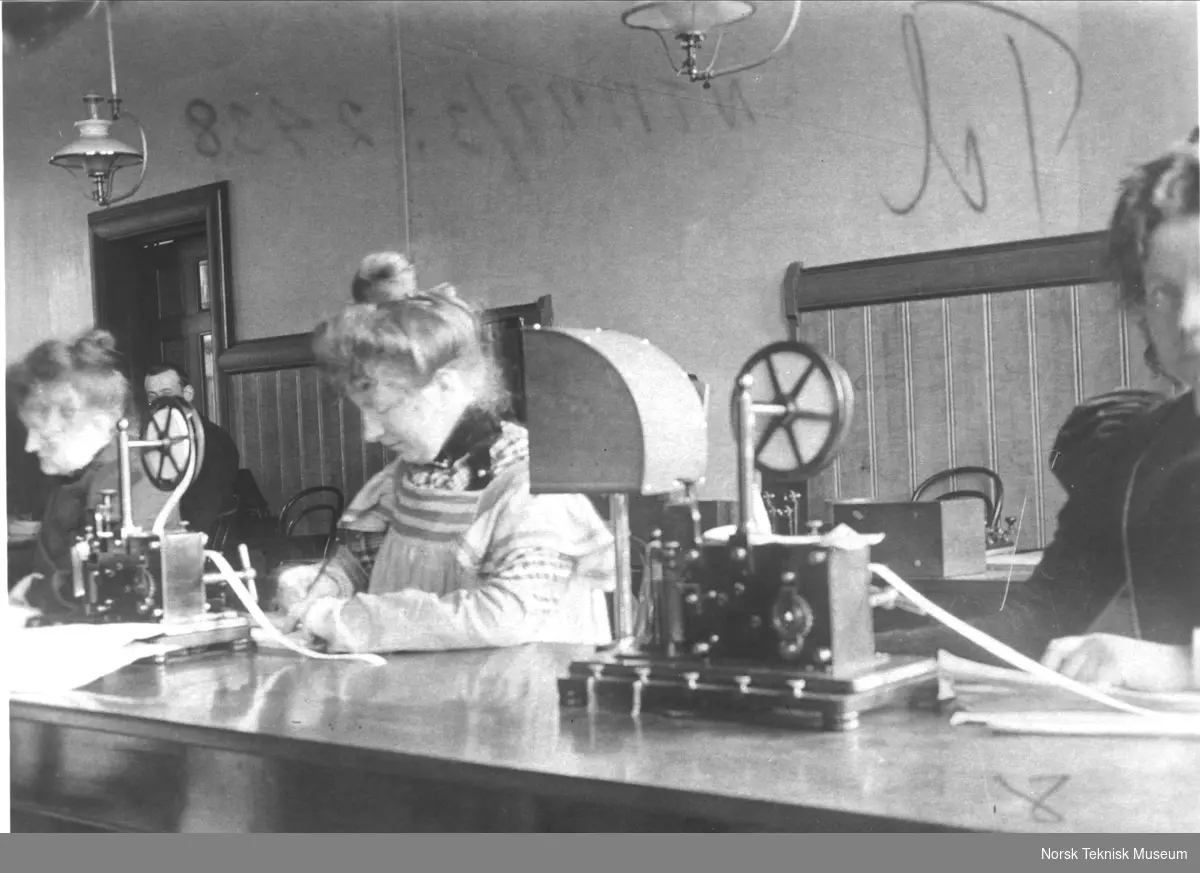 Telegrafsalen i Trondheim Teledistrikt omkring 1900.
