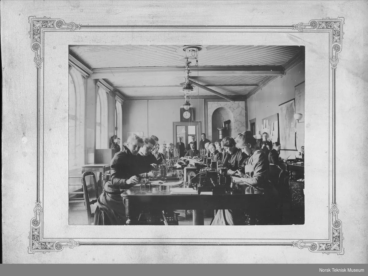 Arendal telegrafstasjon, 1893: Munthe-Kaas' vakt
