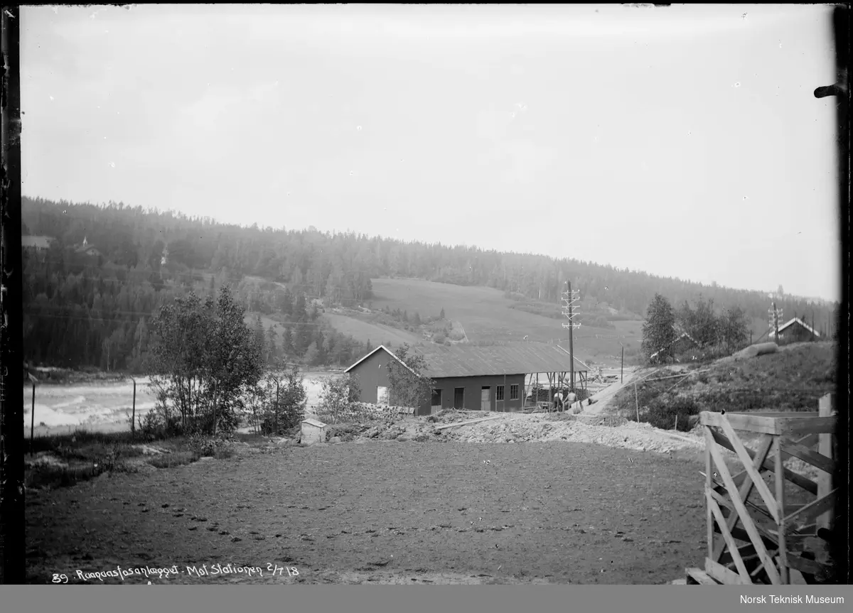 Mot stasjonen, lagerbygningen fotografert i forbindelse med utbyggingen av Raanaasfossen 1918-1930