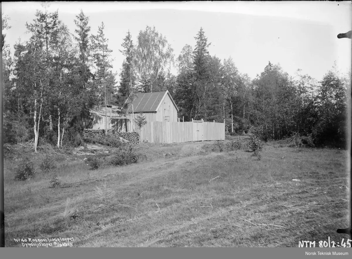 Dynamittlageret ved Rånåsfoss kraftverk fotografert i forbindelse med utbyggingen av Raanaasfossen 1918-1930