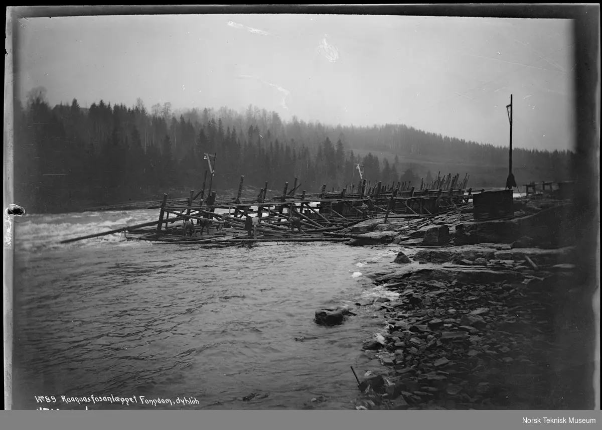 Fangdam for dypløp til Rånåsfoss kraftverk fotografert i forbindelse med utbyggingen av Raanaasfossen 1918-1930