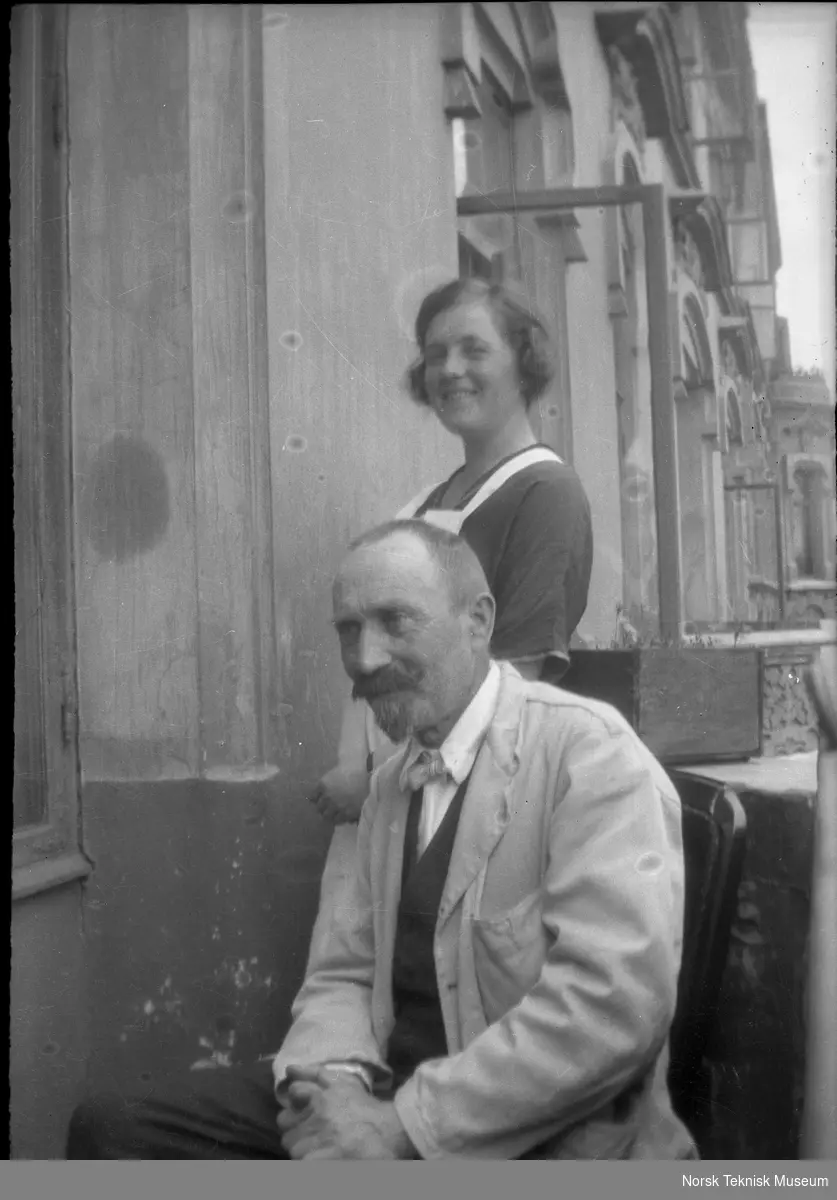Ægidius Elling og hushjelpen fotografert på balkongen