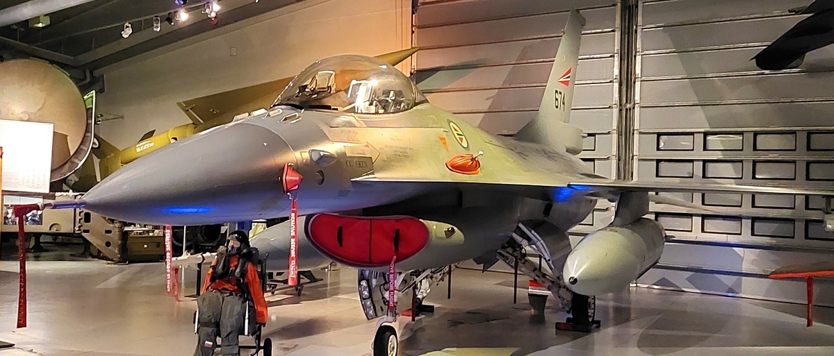 F-16 er et enmotors multirolle jagerfly. Det er utstyrt med en M61 Vulcan 20 mm Gatlingkanon i forkant av venstre vinge, og kan i tillegg utstyres med luft-til-luft missiler og en lang rekke bomber og missiler mot skip og bakkemål.
