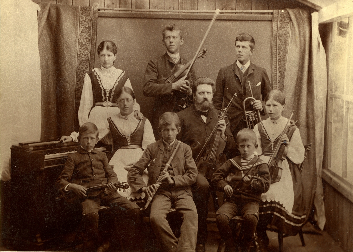 T.N.Myklebys /Tollef Nilsen Mykleby/ familieorkester 1890.