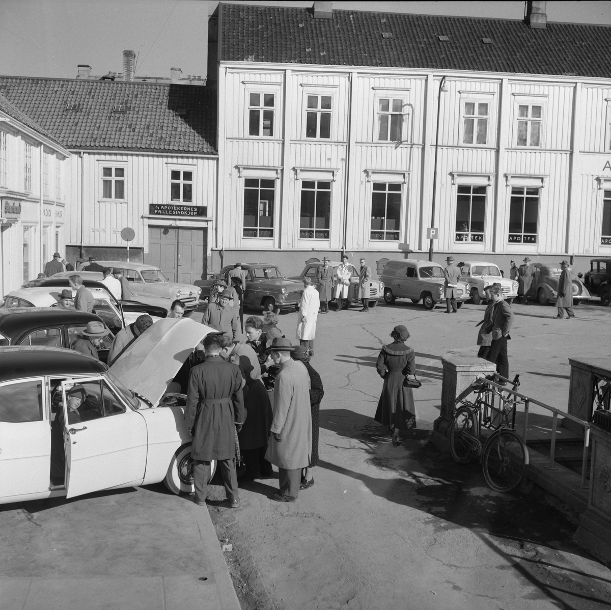 Bilutstilling hos Gaden & Larsen A/S på Torvet