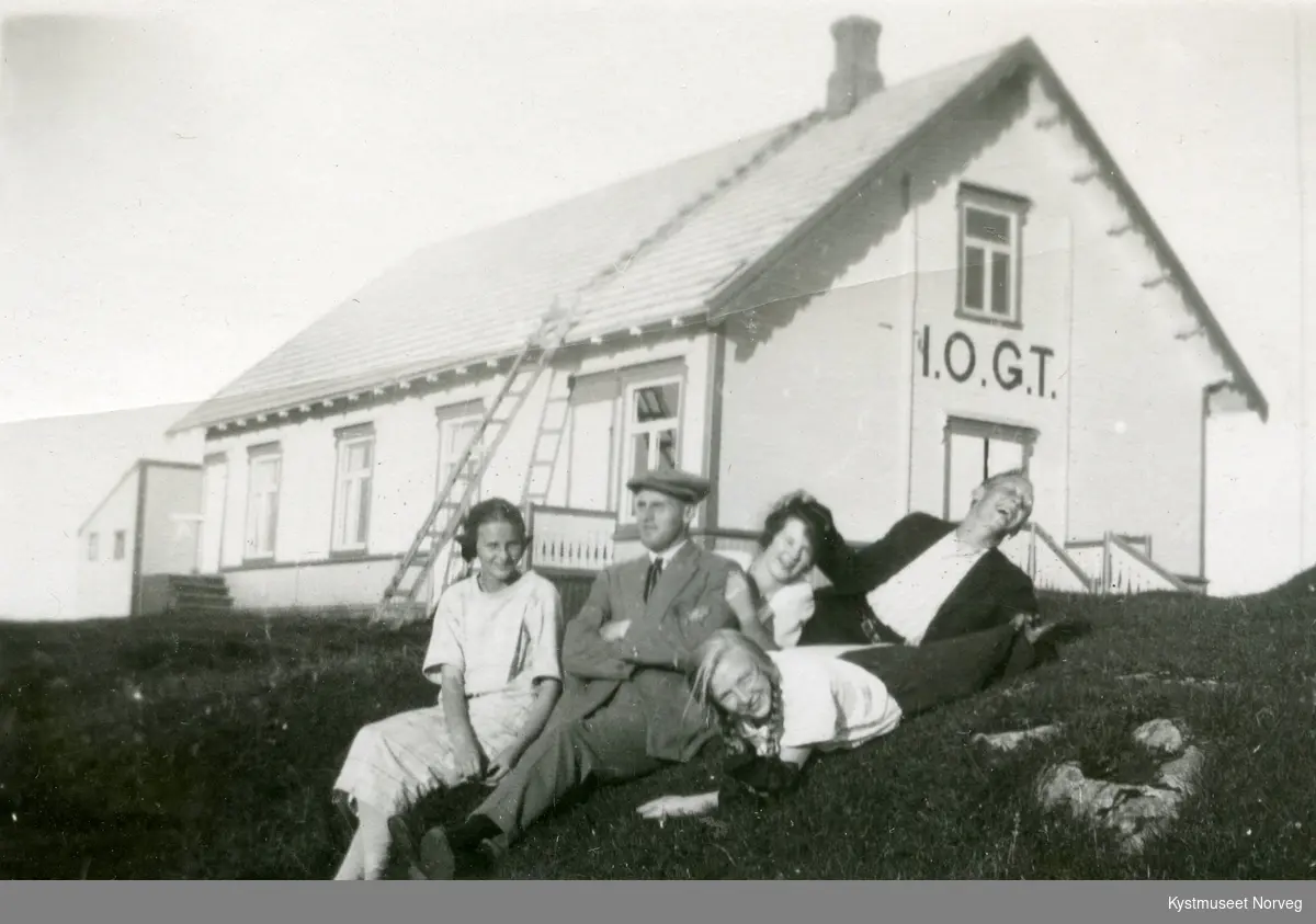 Rørvik, Inger Johannesen i hvit kjole,  Evald Nordli, Alfhild Pettersen, Sigurd Pettersen og ukjent