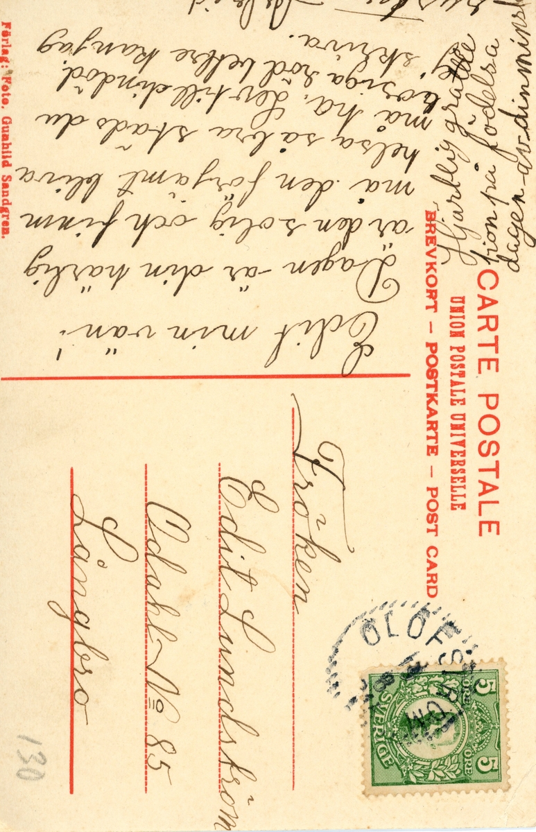 Vykort med en ung (troligen) kelderashromsk kvinna. Under bilden finns den tryckta texten "Zigenarflicka" i röda tryckta bokstäver.