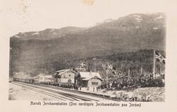 Ofotbanens åpningstog kjører inn på Narvik stasjon