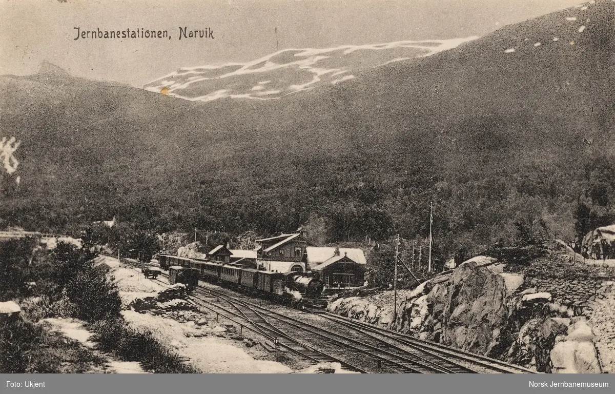 Damplokomotiv type 19a med persontog på Narvik stasjon