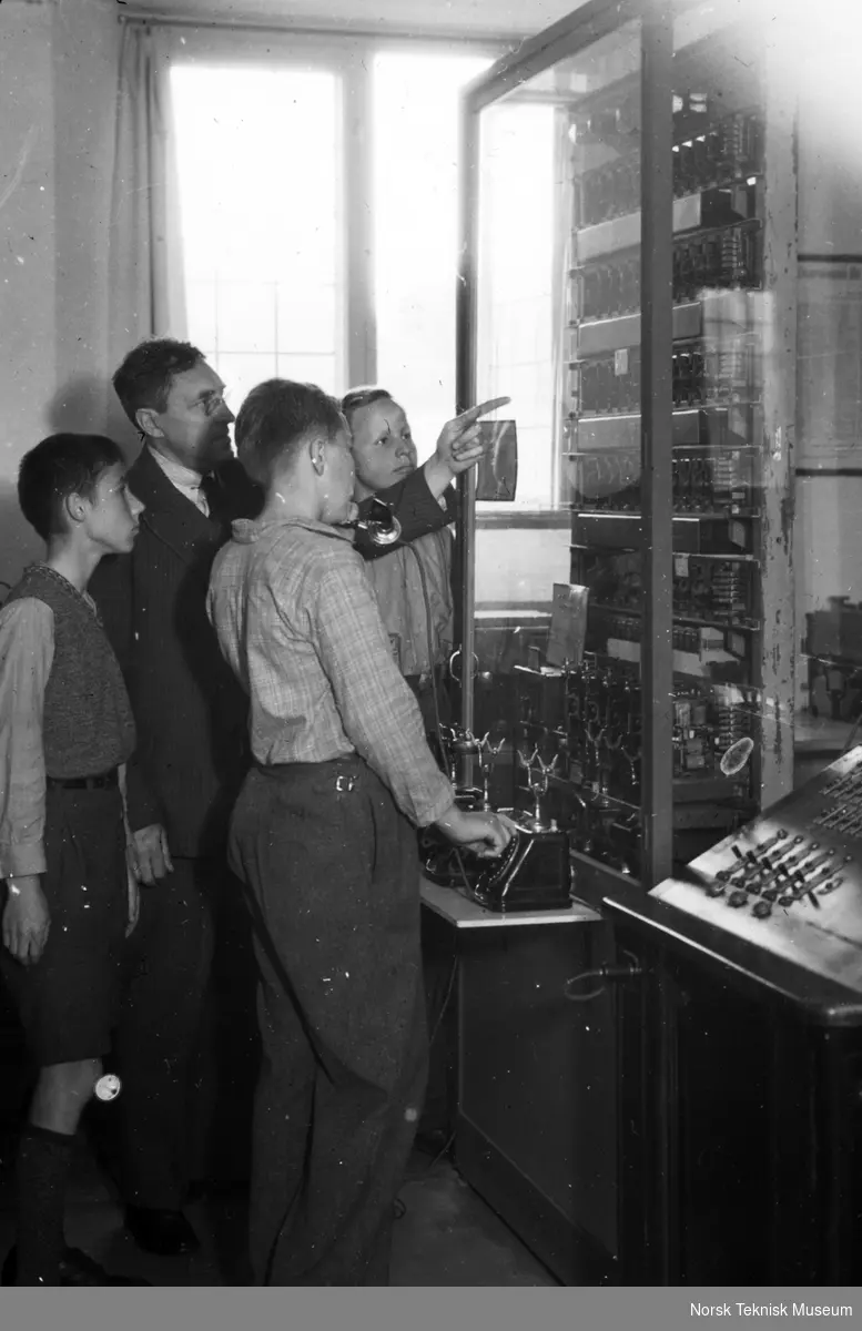 Philip Pedersen demonstrerer Norges første automatiske telefonsentral fra 1913