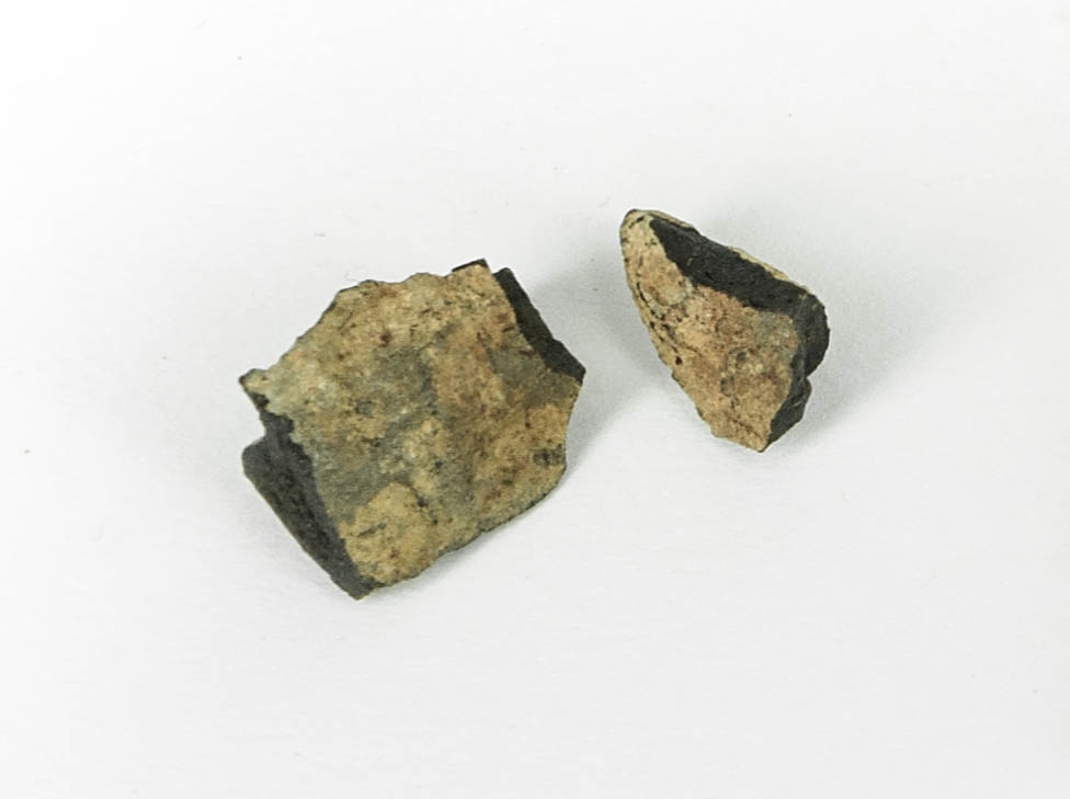 Tätning av harts till en svepask av näver. Tätningen kan vara den äldsta kända i norra Europa.
