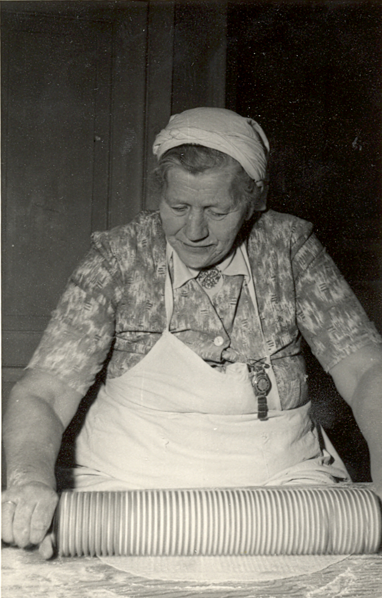Margit Hauge bakar flatbrød