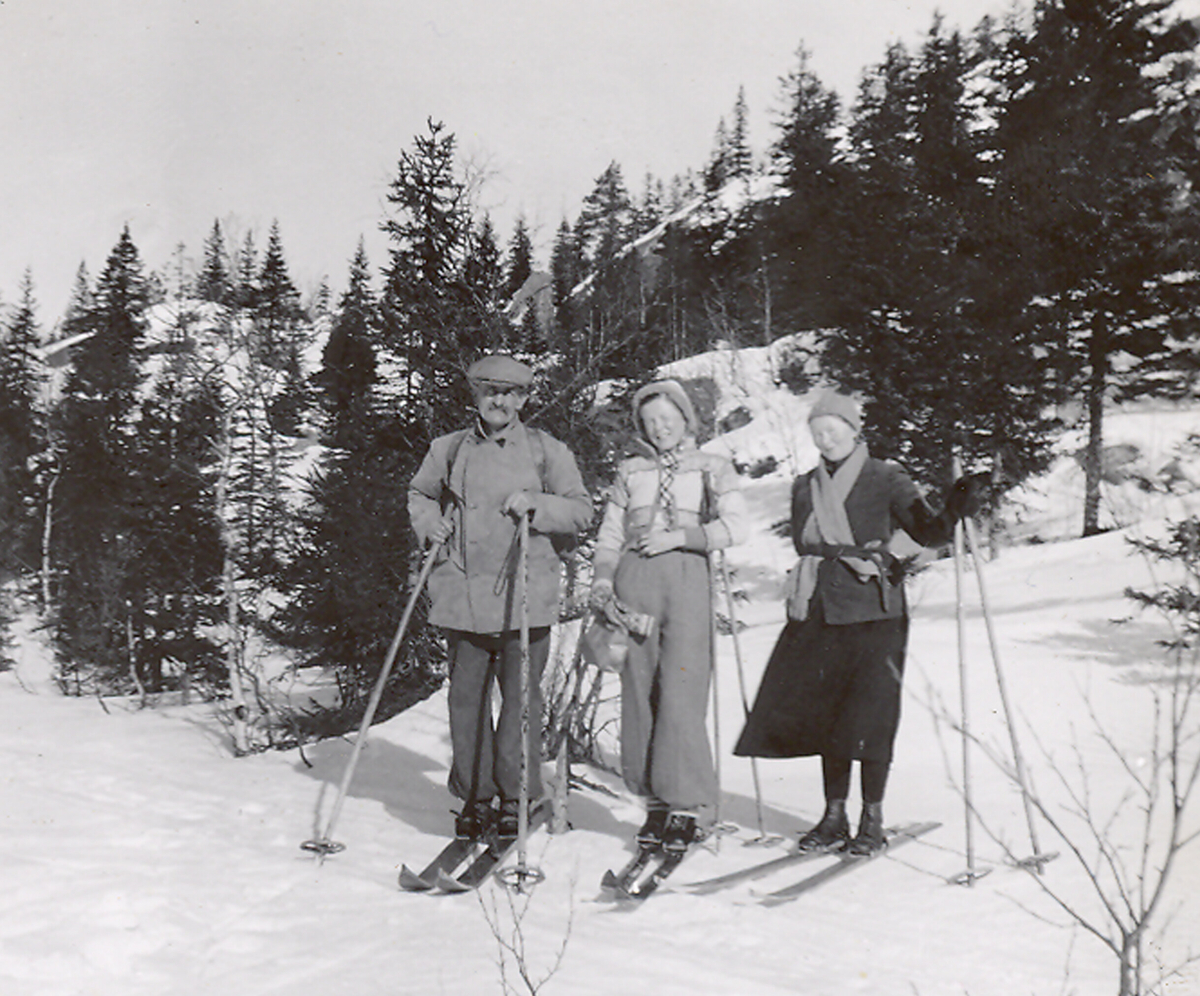 Tre personar på skitur.