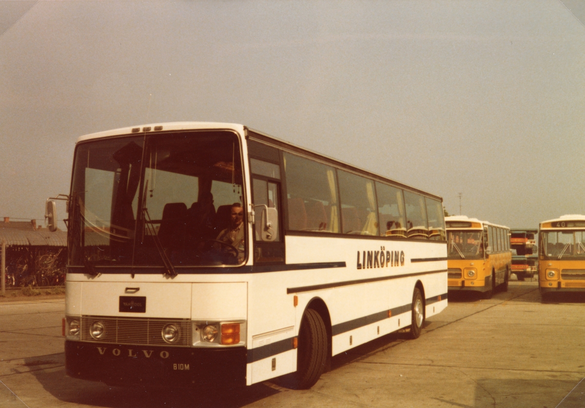 En buss utanför Linköpings Trafik AB, Linköping
Inv.nr. 183, Reg.nr. GBH 992, Fabr. Volvo VH B 10M, Årsm. 1980, Turistbuss, Ch.nr. 160180, Summa passagerare 49.