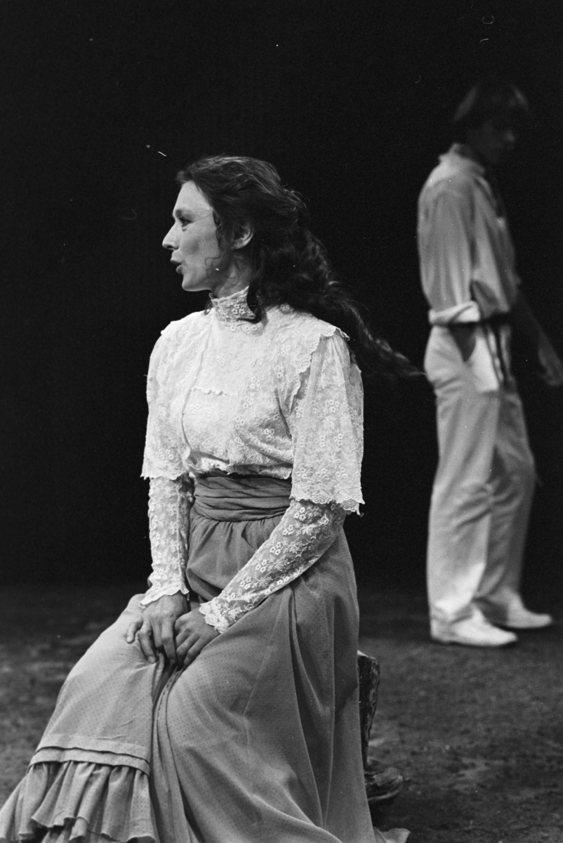 Scene fra Nationaltheaterets oppsetning av Henrik Ibsens "Kjærlighetens Komedie". Forestillingen hadde premiere 1. september 1980. Edith Roger hadde regi, og medvirkende var blant annet Merete Moen og Katja Medbøe som Svanhild og Svein Strula Hungnes som Falk.