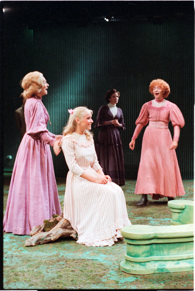 Scene fra Nationaltheaterets oppsetning av Henrik Ibsens "Kjærlighetens Komedie". Forestillingen hadde premiere 1. september 1980. Edith Roger hadde regi, og medvirkende var blant annet Merete Moen og Katja Medbøe som Svanhild og Svein Strula Hungnes som Falk. 