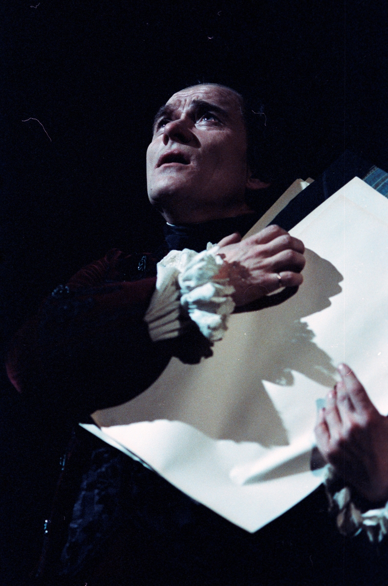 Scene fra Nationaltheaterets oppsetning av Peter Shaffers "Amadeus". Forestillingen hadde premiere 9. desember 1980. Regi var ved Toralv Maurstad, scenografi ved Lubos Hruza og kostymer ved Bruce Snyder. 