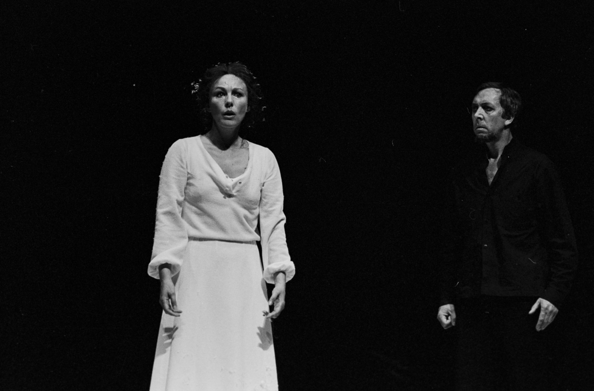 Scene fra Nationaltheaterets oppsetning av Henrik Ibsens "Brand". Forestillingen hadde premiere 10. juni 1978. Edith Roger hadde regi, Lubos Hruza scenografi og Per Lekang kostymer. Medvirkende var blant annet Lise Fjeldstad som Agnes og Per Theodor Haugen som Brand. 
