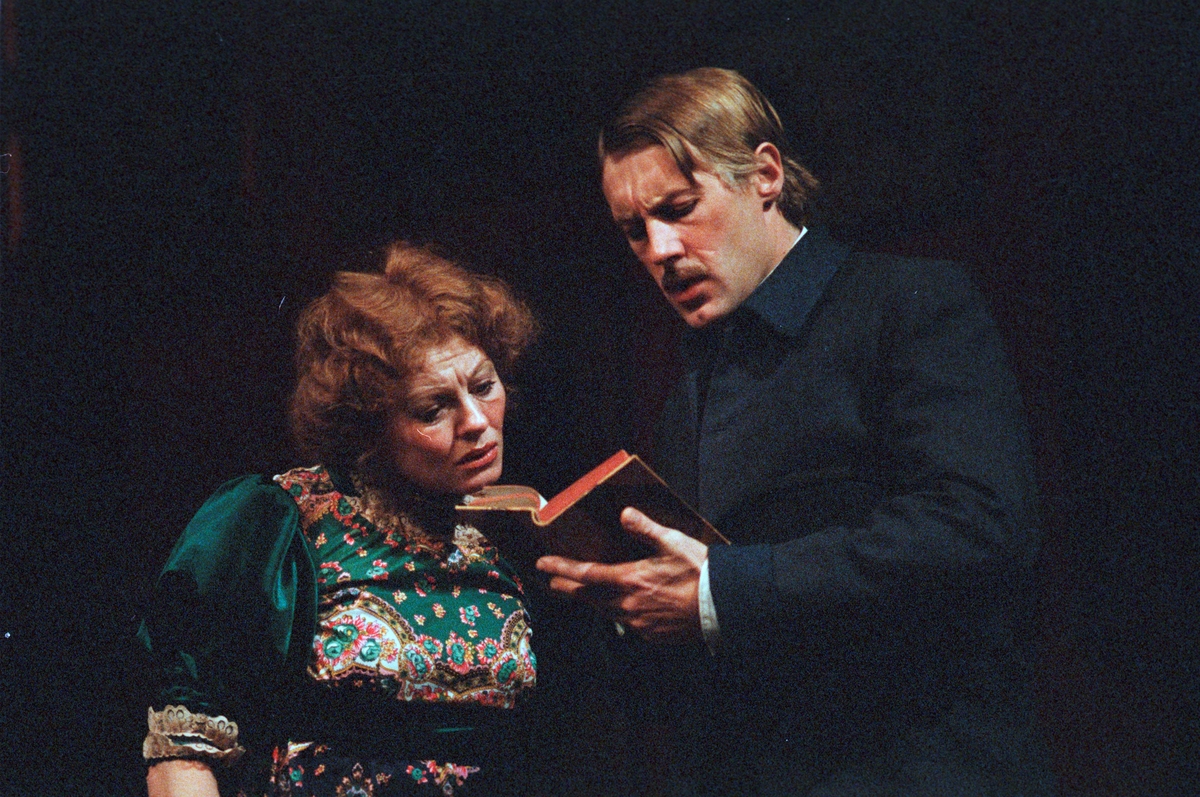 Scene fra Nationaltheaterets oppsetning av Maxim Gorkij "Solens barn". Forestillingen hadde premiere 18. oktober 1979. Ernst Günther hadde regi og Lubos Hruza kostymer og scenografi.
