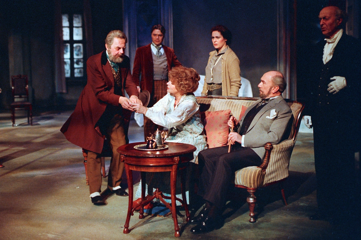 Scene fra Nationaltheaterets oppsetning av Anton Tsjekhovs "Kirsebærhaven". Forestillingen hadde premiere 11. mars 1988. Ernst Günther og Lubos Hruza hadde kostymer og scenografi. 