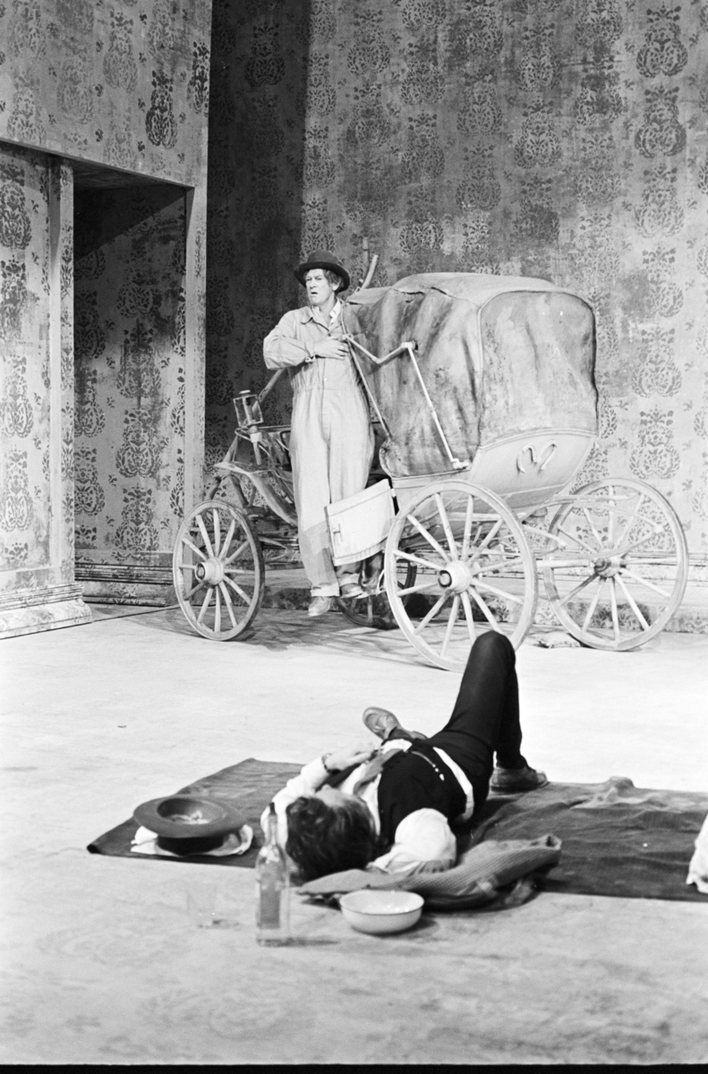 Scene fra Nationaltheaterets forestilling av Anton Tsjekhovs "Kirsebærhaven". Forestillingen hadde premiere 22. september 1971. Jan Kacer hadde regi og Lubos Hruza kostymer og scenografi. 