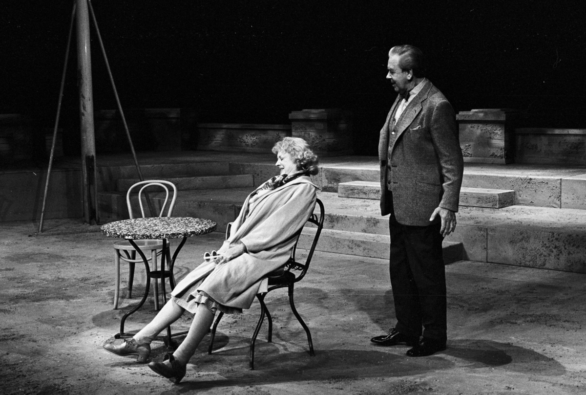 Scene fra Nationaltheaterets oppsetning av David Storeys "Hjem".  Forestillingen hadde premiere 27. oktober 1971. Kirsten Sørlie hadde regi og medvirkende var blant andre Per Aabel som Harry og Aase Bye som Katleen. 